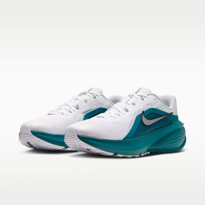 Nike Downshifter 14 Straßenlaufschuh (Herren) – Weiß/Bright Spruce/Schwarz/Metallic Silver