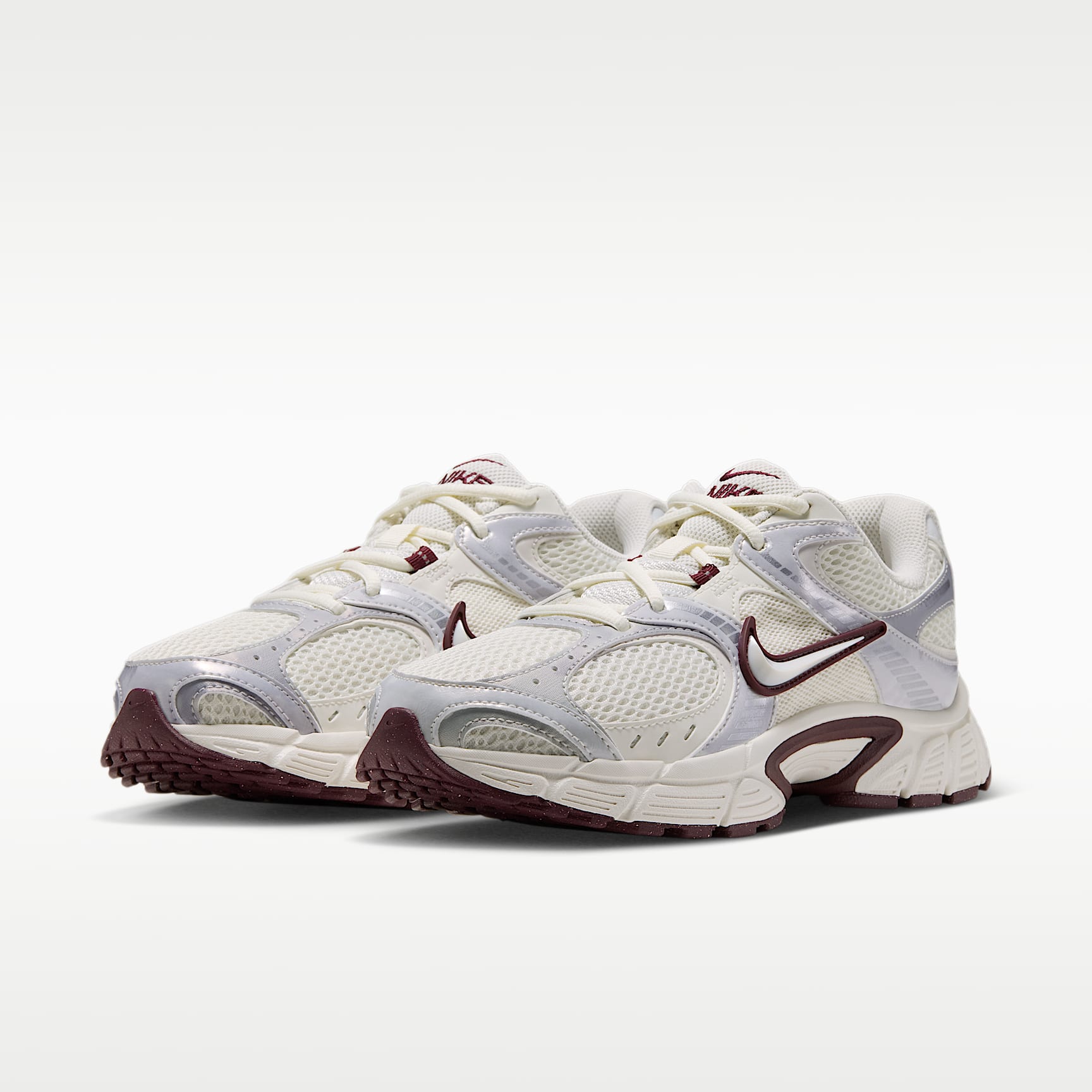 Nike V5 RNR Schuh mit reflektierenden Akzenten (Damen) – Sail/Night Maroon/Metallic Summit White/Sail