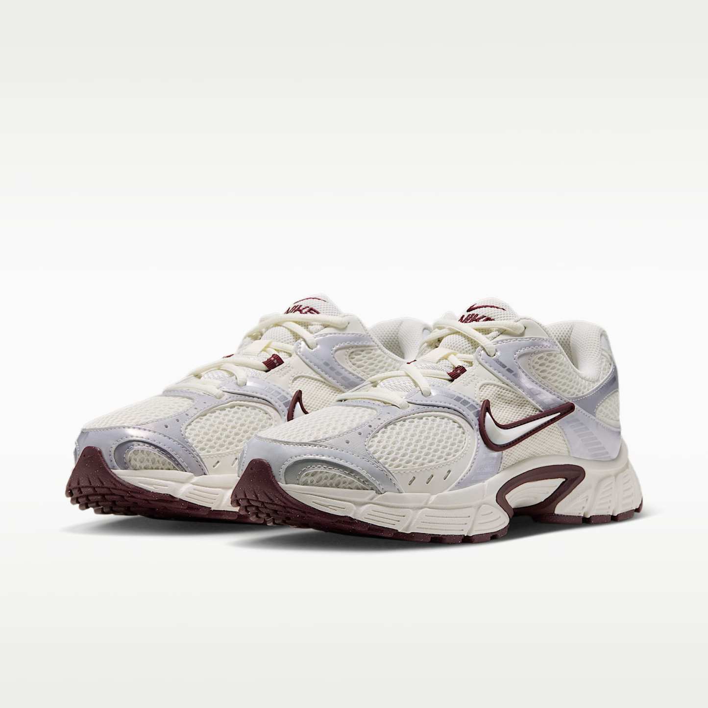 Nike V5 RNR Schuh mit reflektierenden Akzenten (Damen) – Sail/Night Maroon/Metallic Summit White/Sail