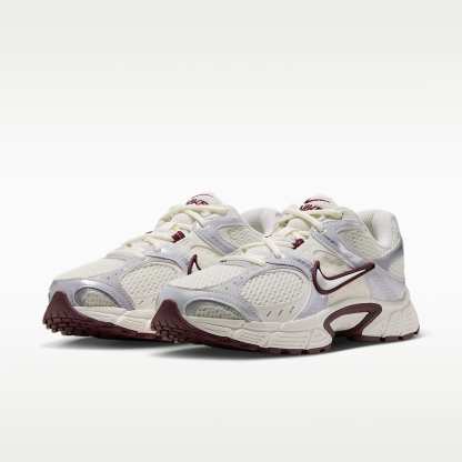 Nike V5 RNR Schuh mit reflektierenden Akzenten (Damen) – Sail/Night Maroon/Metallic Summit White/Sail