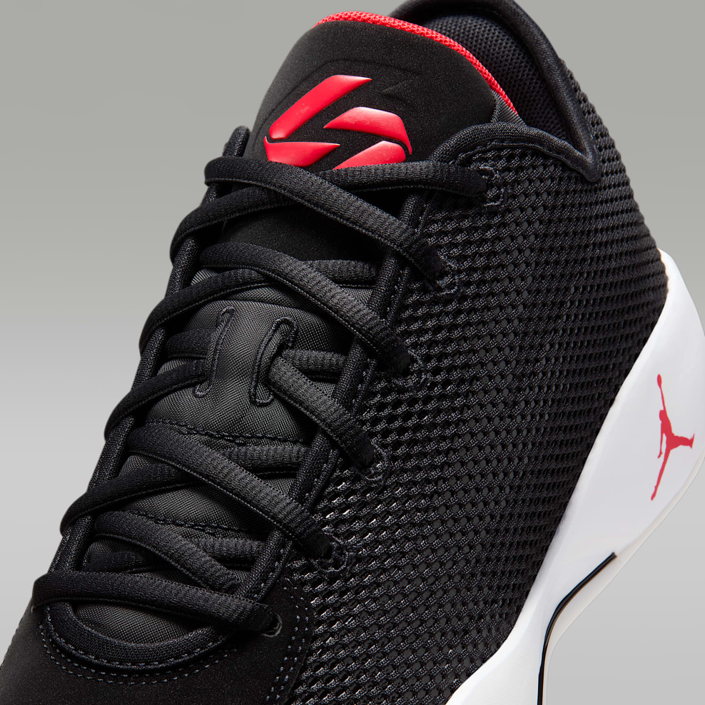 Luka 77 Basketballschuh – Schwarz/Weiß/University Red