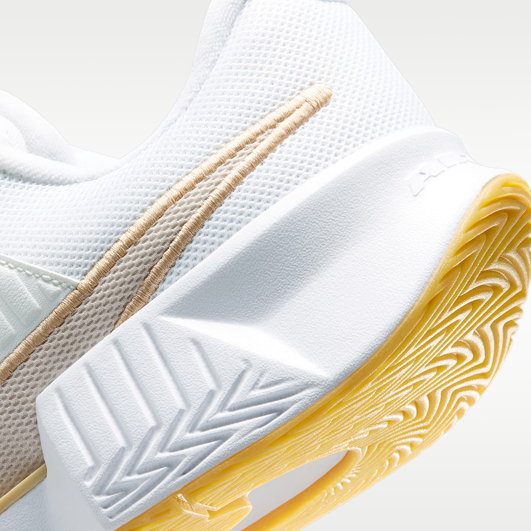 Nike GP Challenge Pro Herren-Tennisschuh für Hartplätze – Weiß/Summit White/Linen/Light Orewood Brown