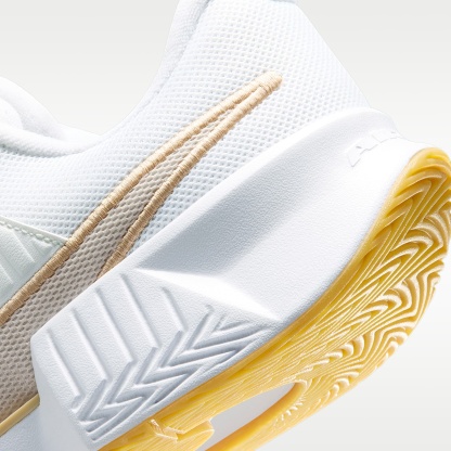 Nike GP Challenge Pro Herren-Tennisschuh für Hartplätze – Weiß/Summit White/Linen/Light Orewood Brown