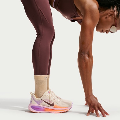 Nike Vomero 18 Straßenlaufschuh (Damen) – Chalk/Pink Foam/Bright Violet/Tattoo