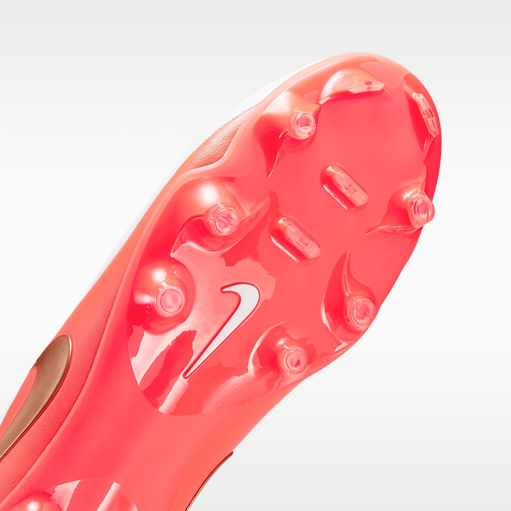 Nike Tiempo Maestro Academy Low Top Fußballschuh für verschiedene Böden – Weiß/Bright Crimson/Blur