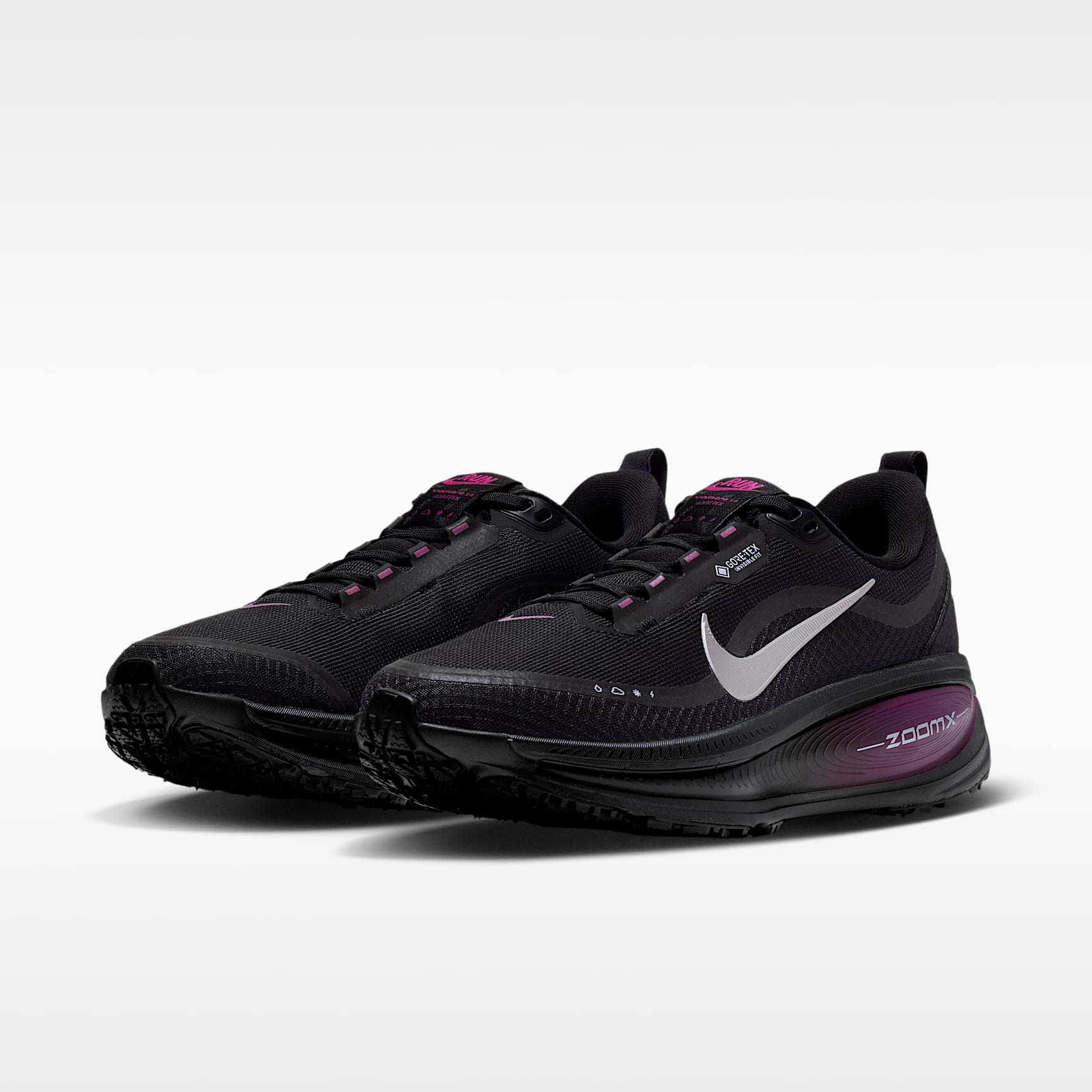 Nike Vomero 18 GORE-TEX Wasserdichter Straßenlaufschuh mit reflektierenden Designakzenten (Damen) – Schwarz/True Berry/Purple Pulse/Metallic Silver