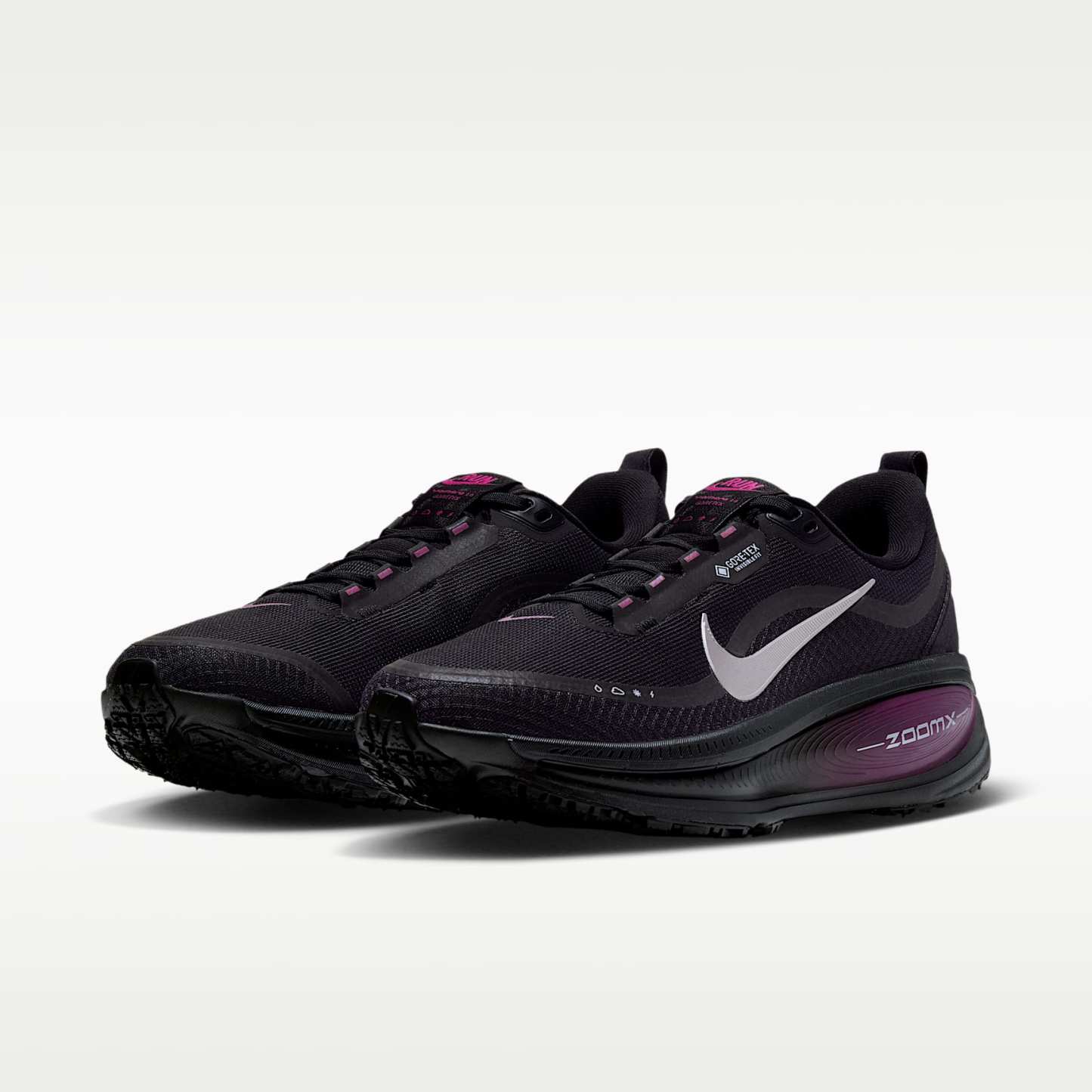 Nike Vomero 18 GORE-TEX Wasserdichter Straßenlaufschuh mit reflektierenden Designakzenten (Damen) – Schwarz/True Berry/Purple Pulse/Metallic Silver