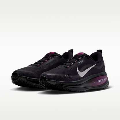 Nike Vomero 18 GORE-TEX Wasserdichter Straßenlaufschuh mit reflektierenden Designakzenten (Damen) – Schwarz/True Berry/Purple Pulse/Metallic Silver