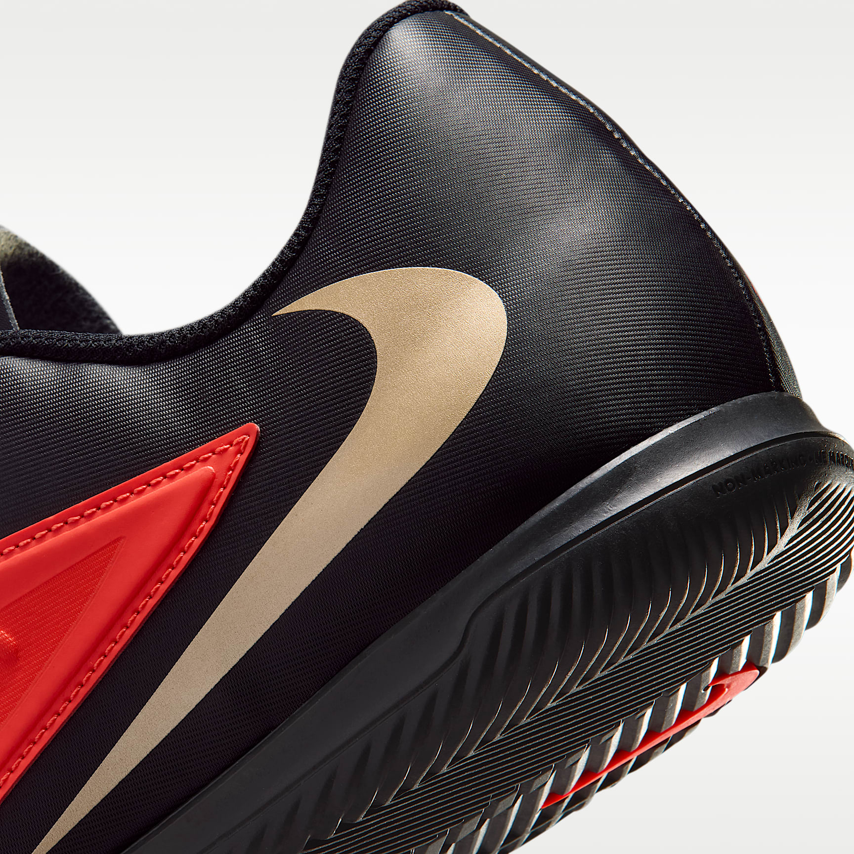 Nike Phantom 6 Low Club Fußballschuh für Hallen- und Hartplätze – Bright Crimson/Schwarz/Blur