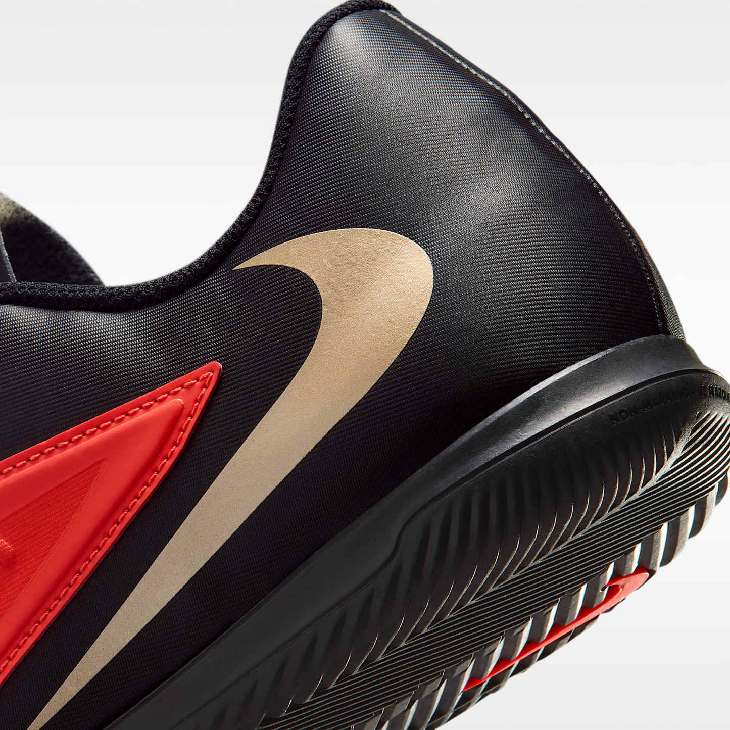 Nike Phantom 6 Low Club Fußballschuh für Hallen- und Hartplätze – Bright Crimson/Schwarz/Blur