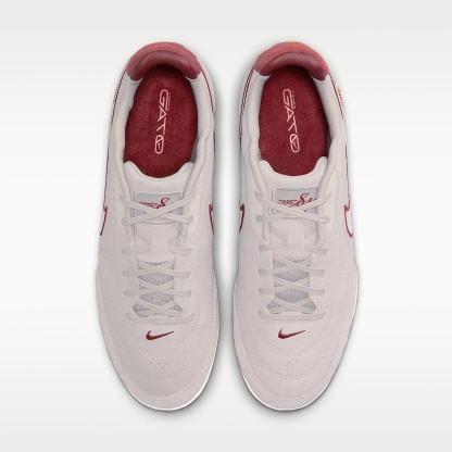 Nike Tiempo Streetgato PRM Low-Top-Fußballschuh für Hallen- und Hartplätze – Moon Particle/Team Red/Chalk