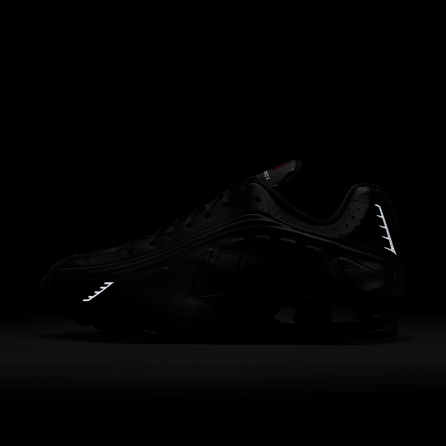 Nike Shox R4 Schuh (Herren) – Schwarz/Schwarz/Bright Crimson/Schwarz