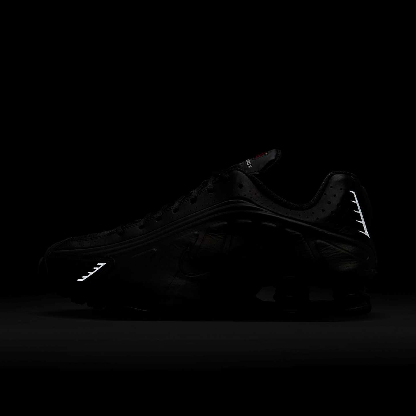 Nike Shox R4 Schuh (Herren) – Schwarz/Schwarz/Bright Crimson/Schwarz