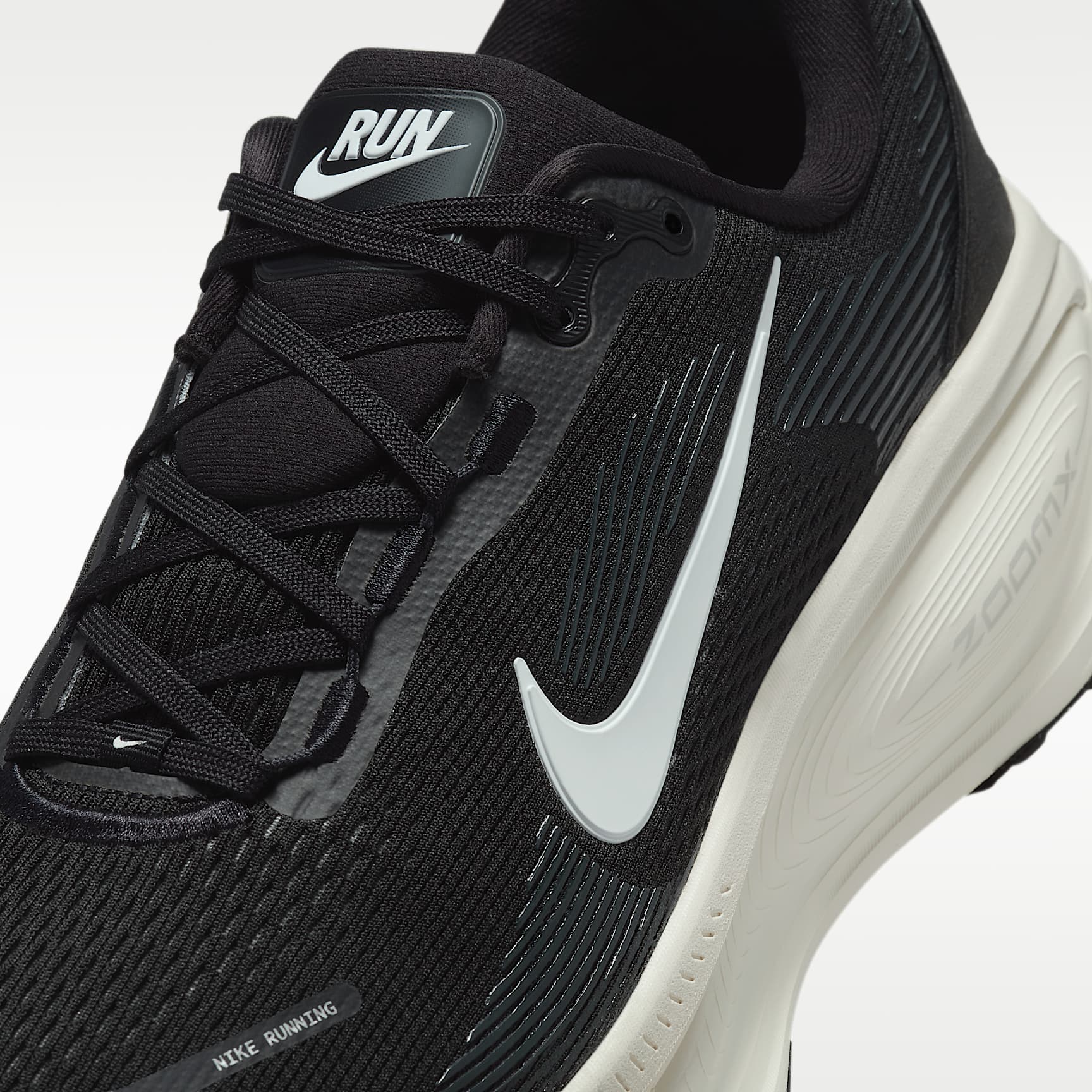 Nike Vomero 18 Herren-Laufschuh (weit) – Schwarz/Coconut Milk/Light Iron Ore/Summit White