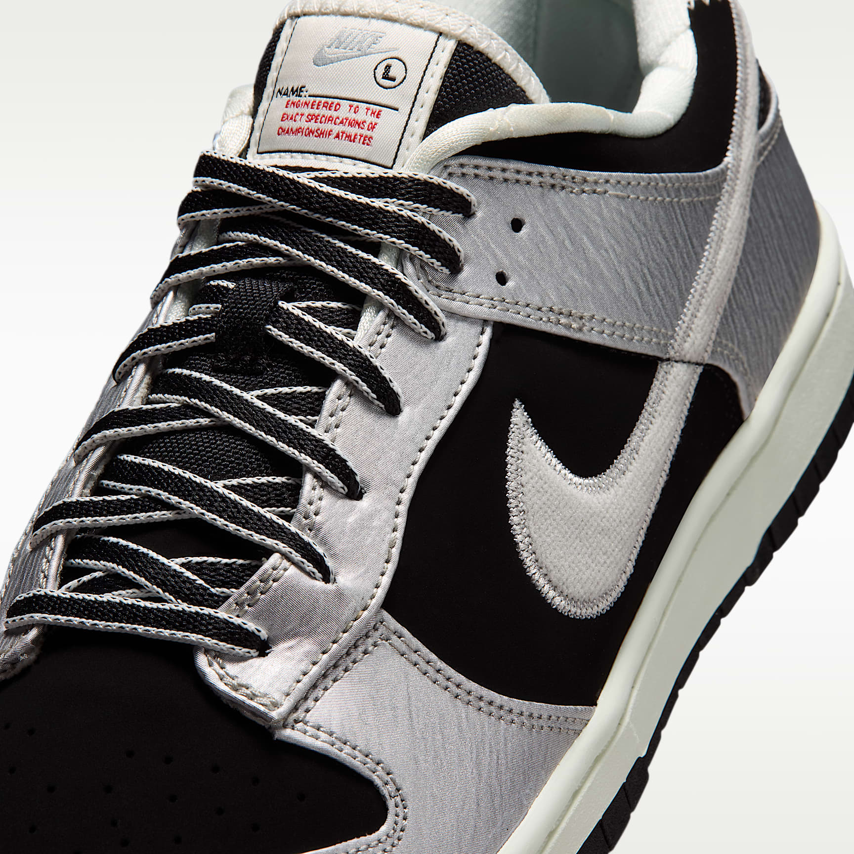 Nike Dunk Low Retro Herrenschuh – Metallic Silver/Schwarz/Sail/Metallic Silver