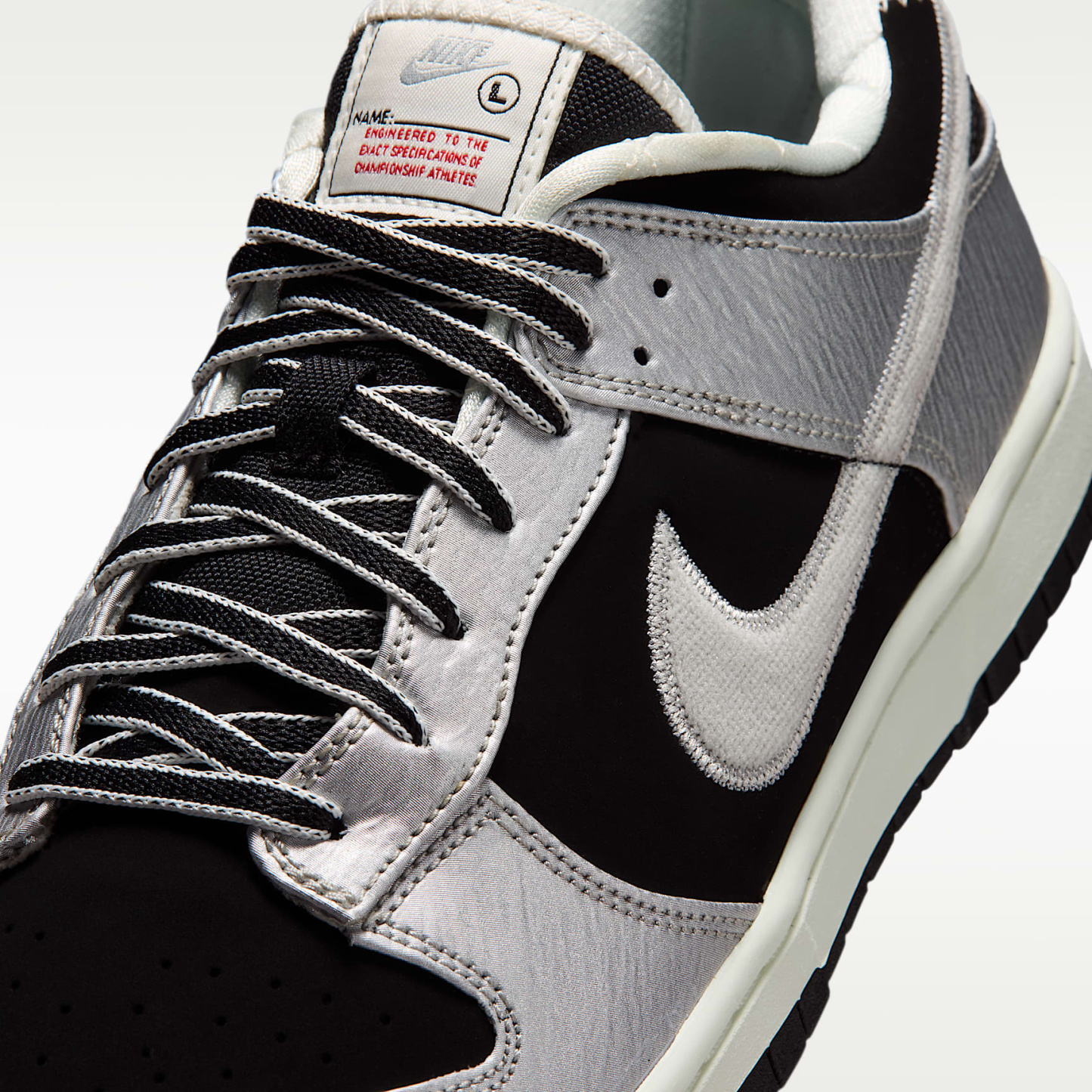 Nike Dunk Low Retro Herrenschuh – Metallic Silver/Schwarz/Sail/Metallic Silver