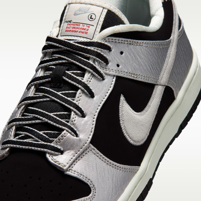 Nike Dunk Low Retro Herrenschuh – Metallic Silver/Schwarz/Sail/Metallic Silver