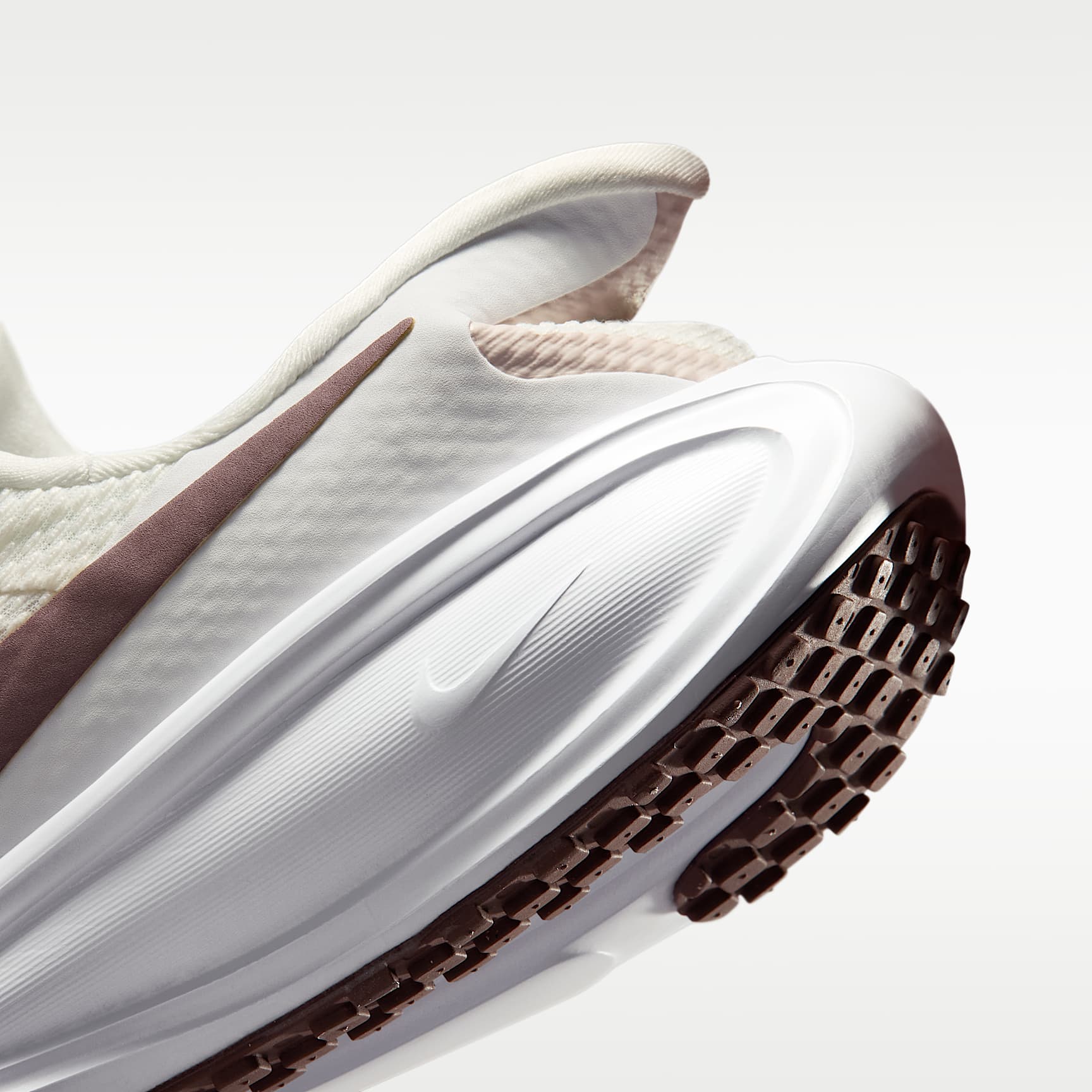 Nike Revolution 8 EasyOn Straßenlaufschuh (Damen) – Phantom/Weiß/Silt Red/Tattoo