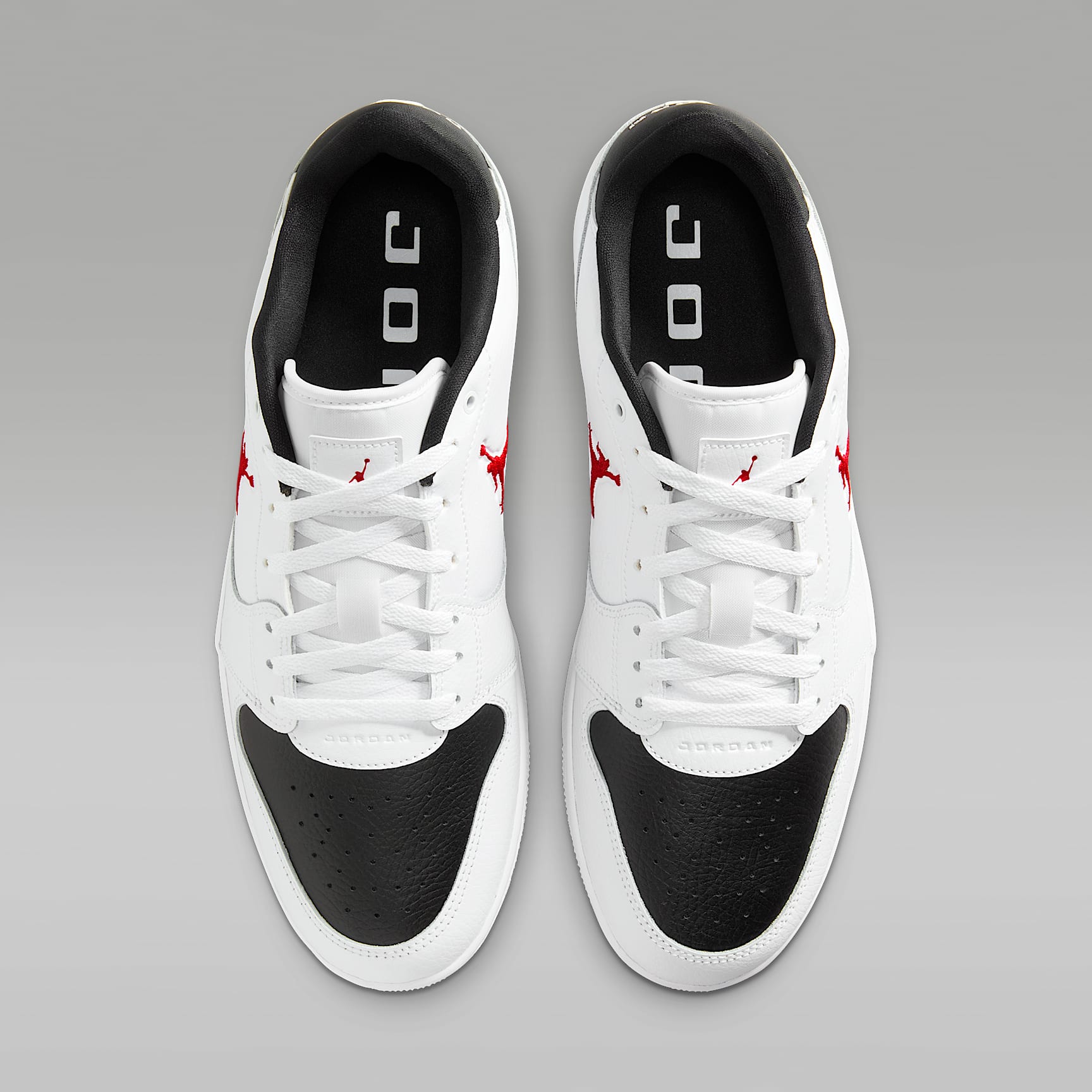 Jordan Court Connect Low Herrenschuhe – Weiß/Schwarz/Gym Red