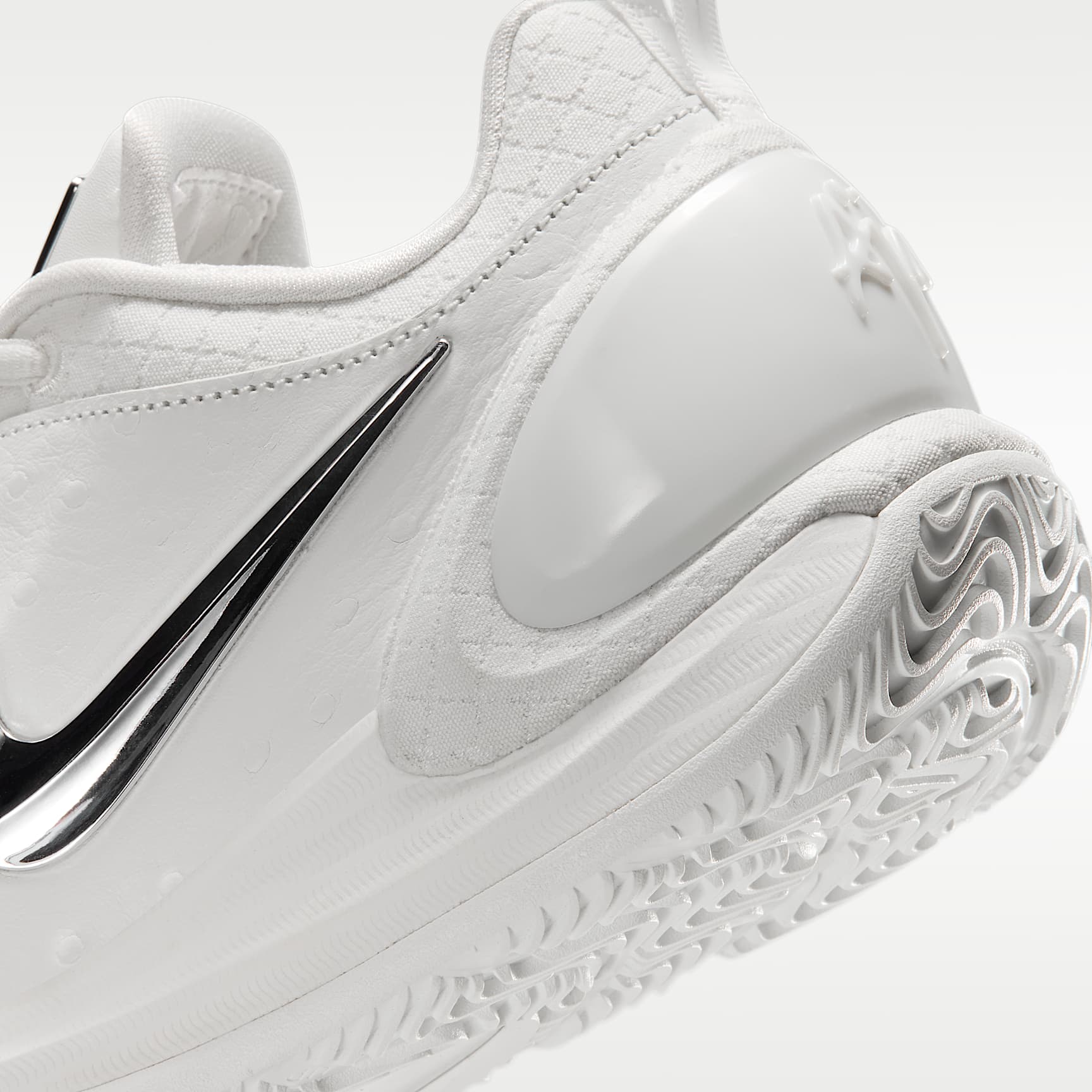 A'Two "White Label LX" A'ja Wilson Basketballschuh – Sail/Schwarz/Metallic Silver