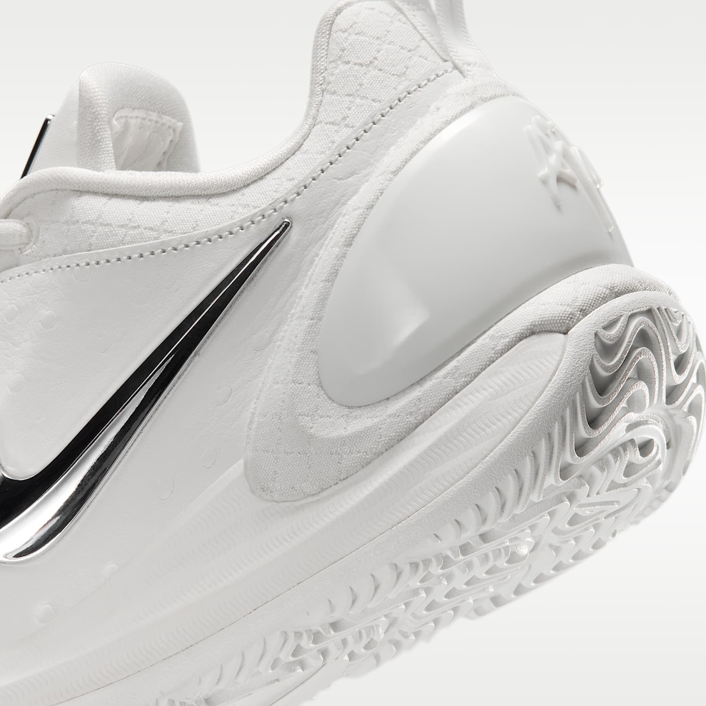 A'Two "White Label LX" A'ja Wilson Basketballschuh – Sail/Schwarz/Metallic Silver