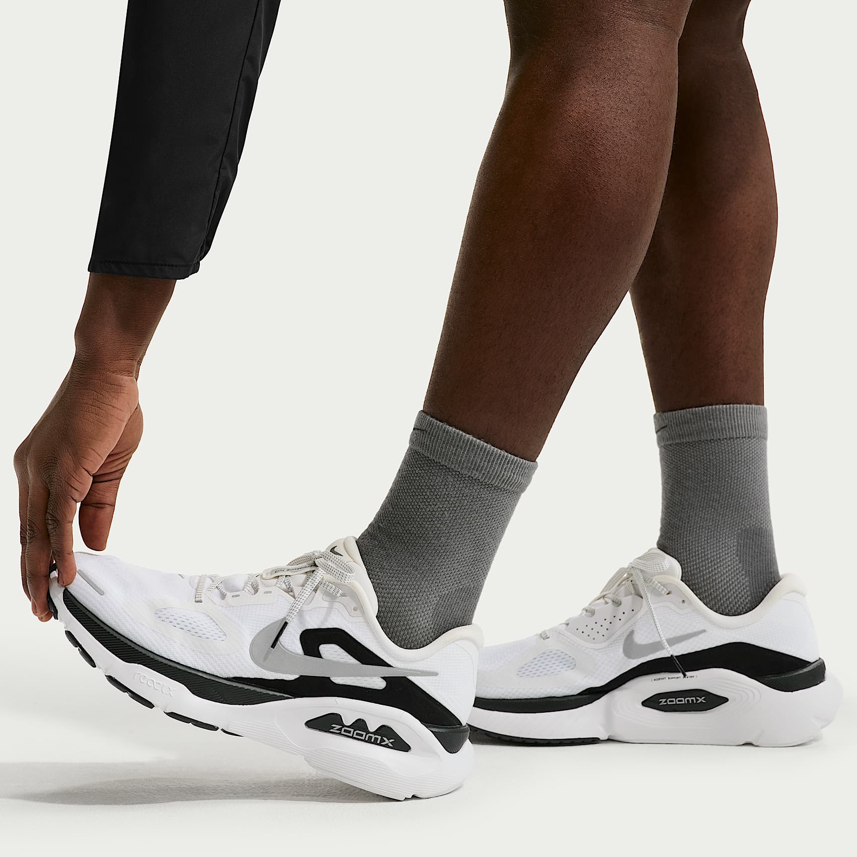 Nike Structure Plus Straßenlaufschuh (Herren) – Summit White/Schwarz/Metallic Silver