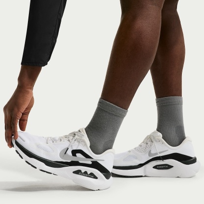 Nike Structure Plus Straßenlaufschuh (Herren) – Summit White/Schwarz/Metallic Silver