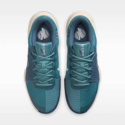Nike GP Challenge 1.5 Tennisschuh für Sandplätze (Herren) – Smokey Blue/Light Bone/New Slate/Weiß