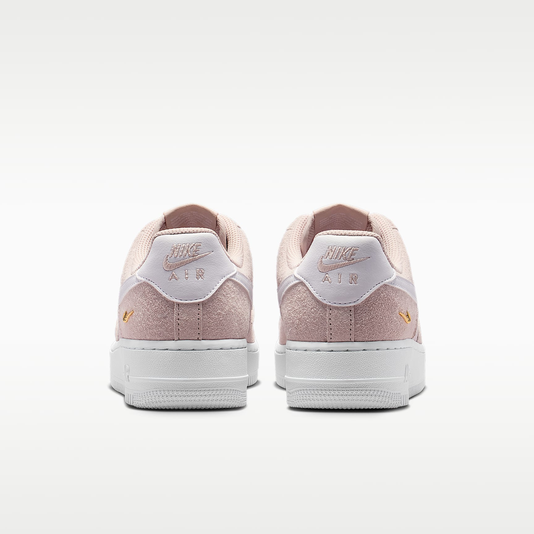 Air Force 1 '07 Low SE Schuh (Damen) – Silt Red/Pink Foam/Metallic Gold/Weiß