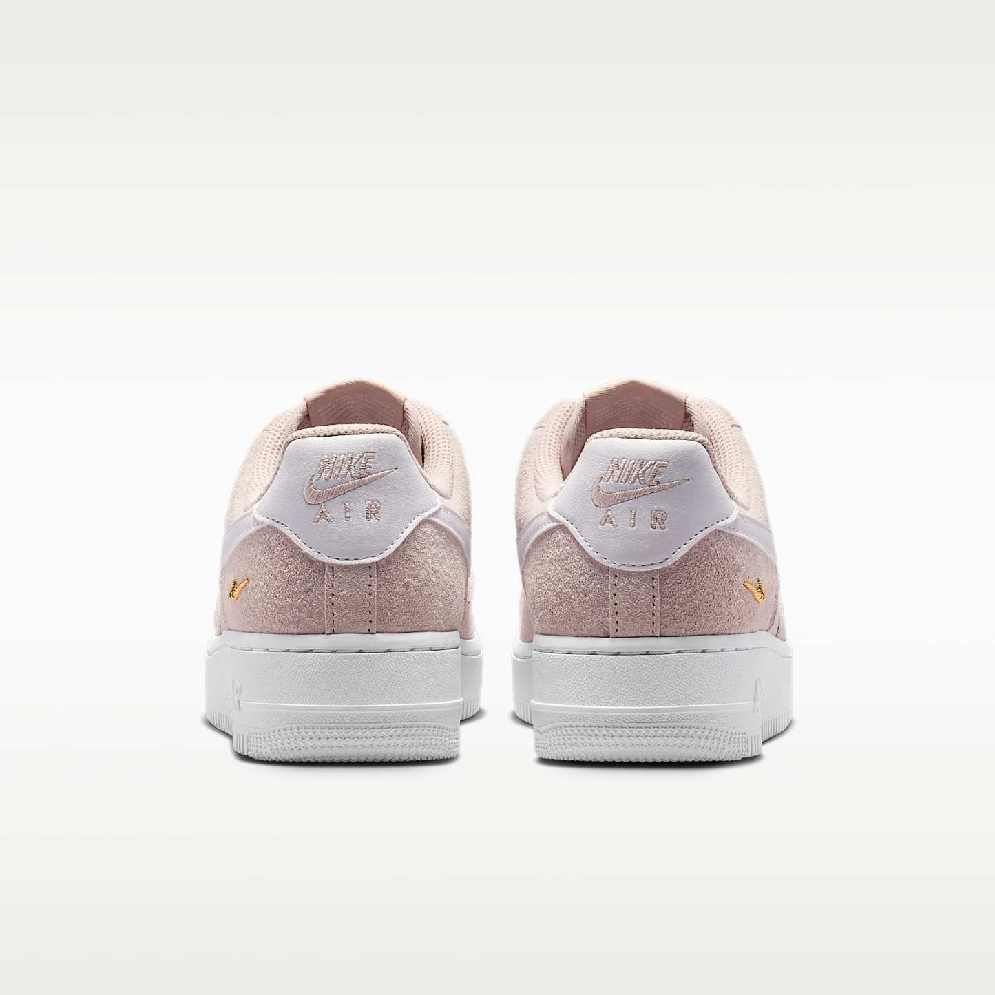 Air Force 1 '07 Low SE Schuh (Damen) – Silt Red/Pink Foam/Metallic Gold/Weiß