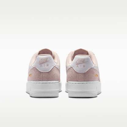Air Force 1 '07 Low SE Schuh (Damen) – Silt Red/Pink Foam/Metallic Gold/Weiß