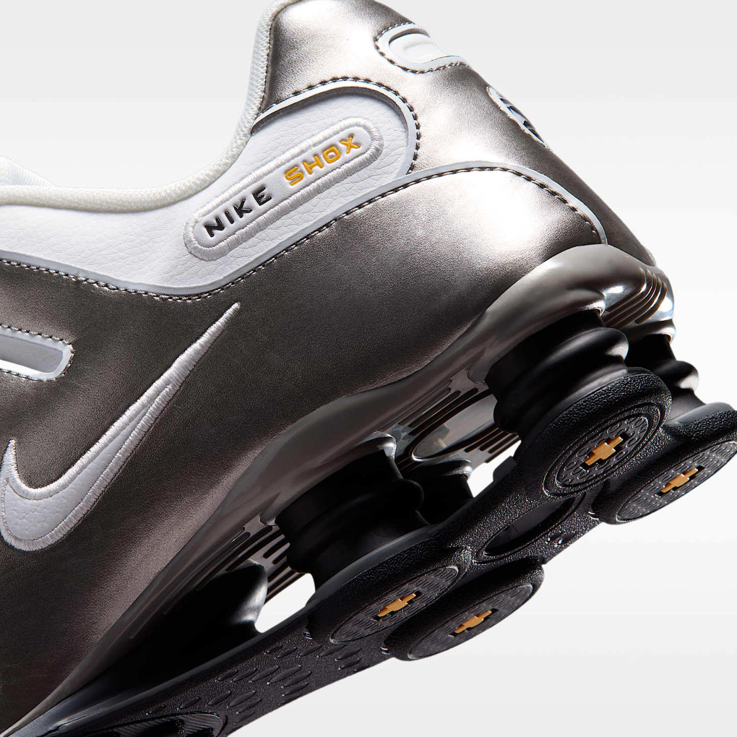 Nike Shox NZ Schuhe (Herren) – Summit White/Metallic Pewter/University Gold/Summit White