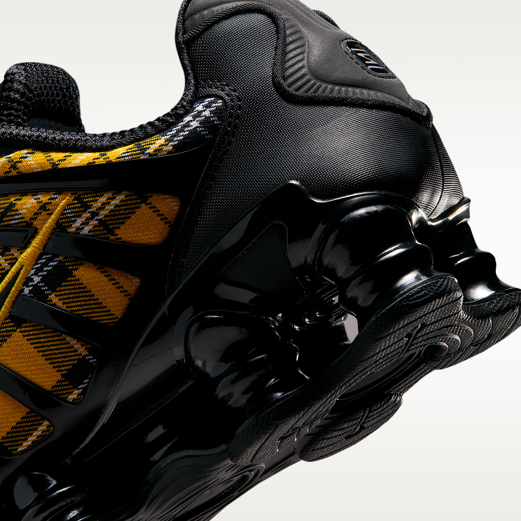 Nike Shox TL Schuh (Damen) – Schwarz/Weiß/Yellow Ochre/Schwarz