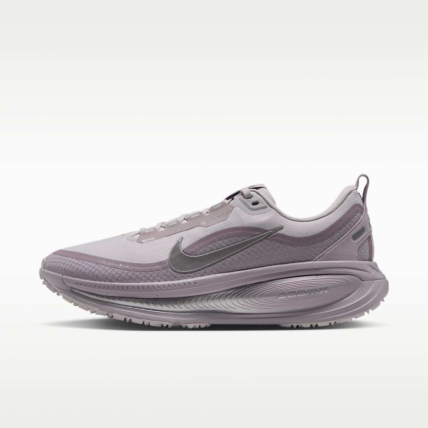 Nike Vomero 18 GORE-TEX Wasserdichter Straßenlaufschuh mit reflektierenden Designakzenten (Damen) – Vast Grey/Silver Lilac/Metallic Silver