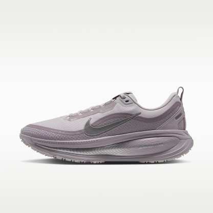 Nike Vomero 18 GORE-TEX Wasserdichter Straßenlaufschuh mit reflektierenden Designakzenten (Damen) – Vast Grey/Silver Lilac/Metallic Silver