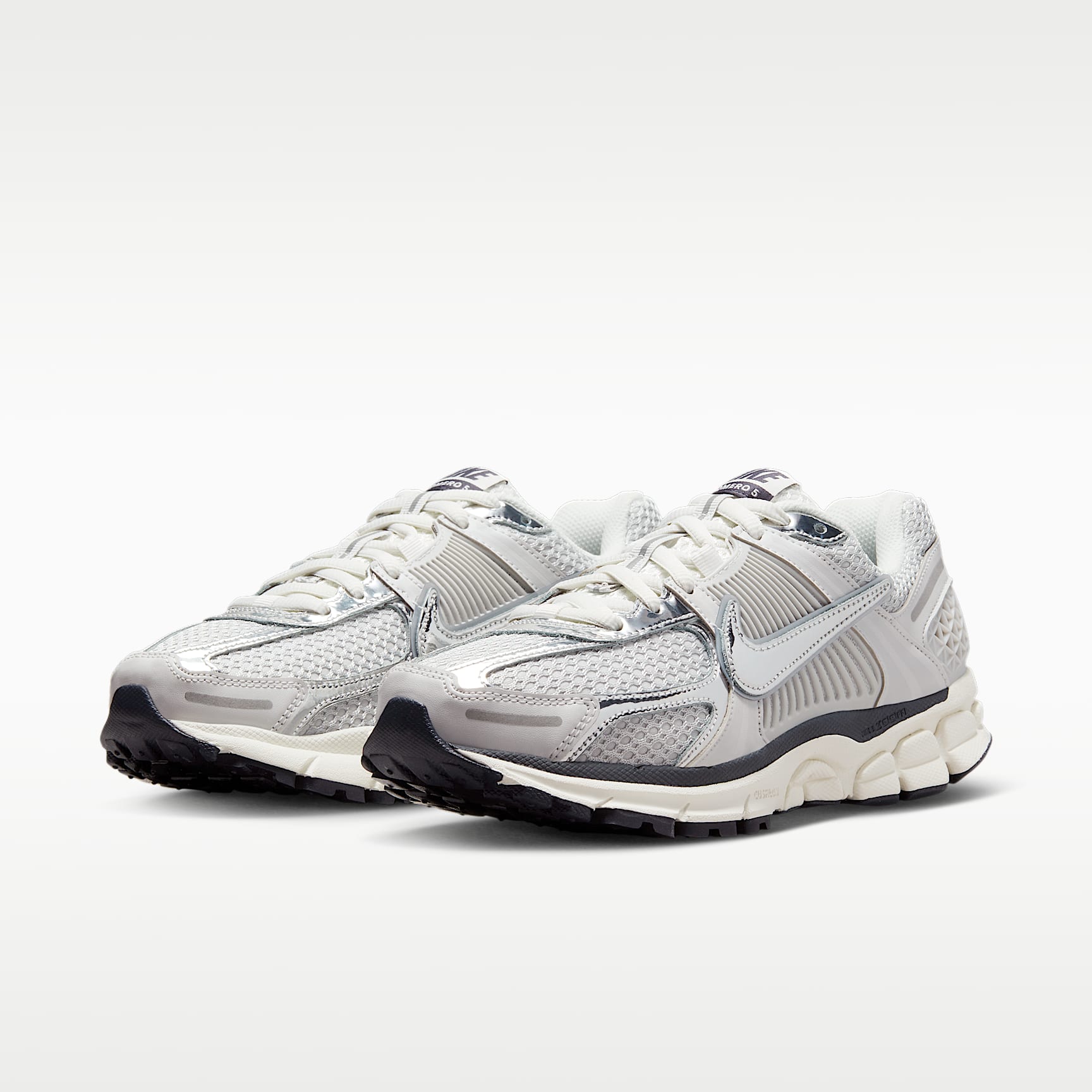 Nike Zoom Vomero 5 Schuh (Damen) – Photon Dust/Gridiron/Sail/Chrome
