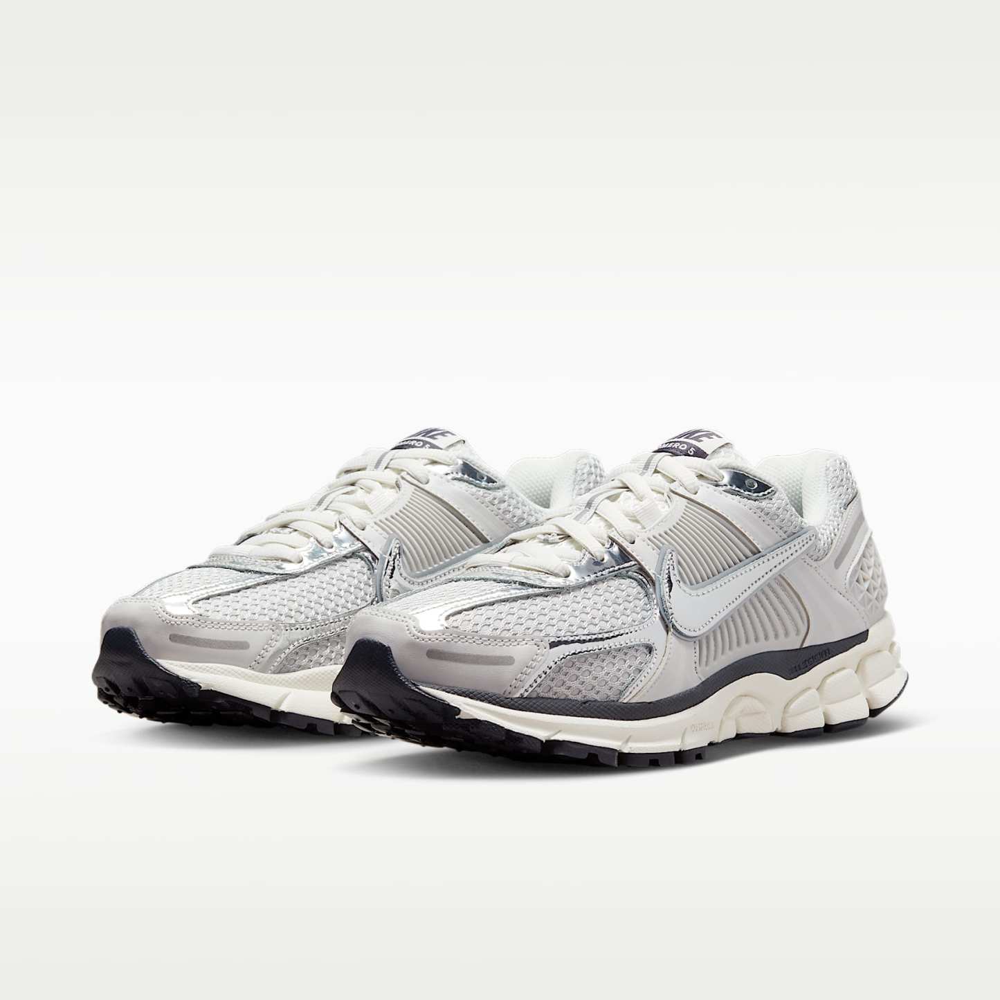 Nike Zoom Vomero 5 Schuh (Damen) – Photon Dust/Gridiron/Sail/Chrome