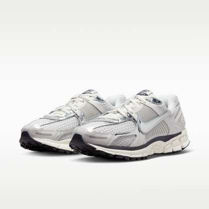Nike Zoom Vomero 5 Schuh (Damen) – Photon Dust/Gridiron/Sail/Chrome