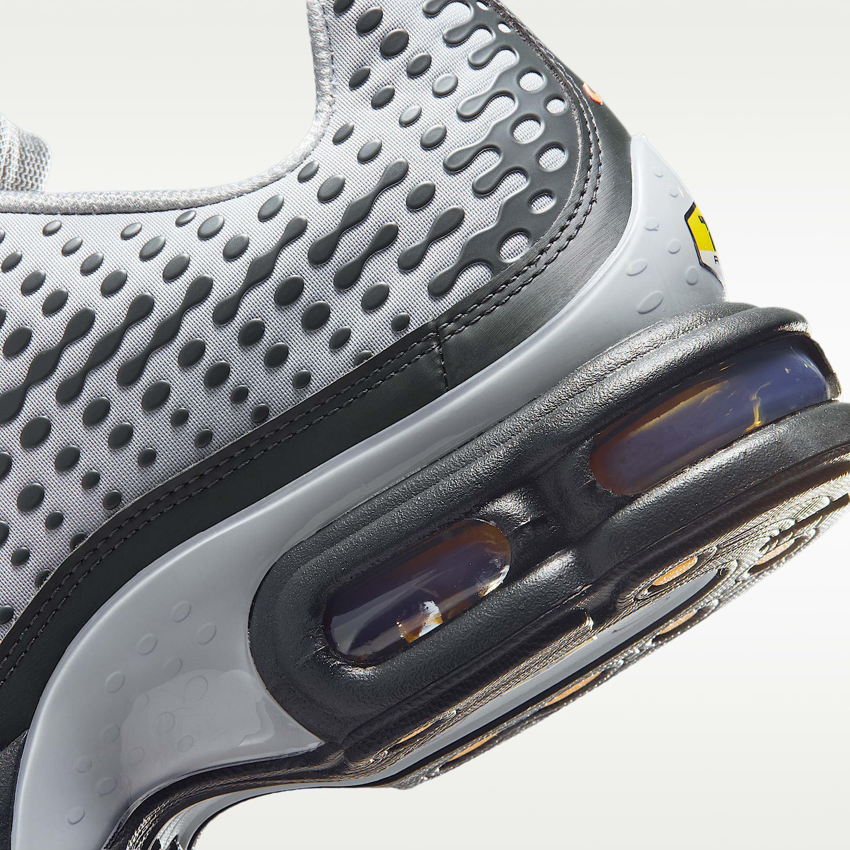 Nike Air Max Plus VII Schuh (Herren) – Light Smoke Grey/Dark Smoke Grey/Hot Curry