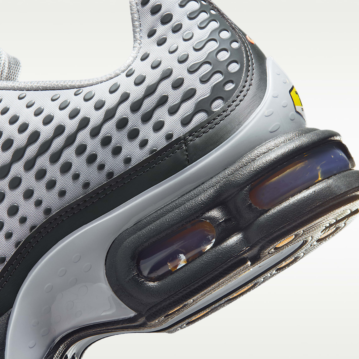 Nike Air Max Plus VII Schuh (Herren) – Light Smoke Grey/Dark Smoke Grey/Hot Curry