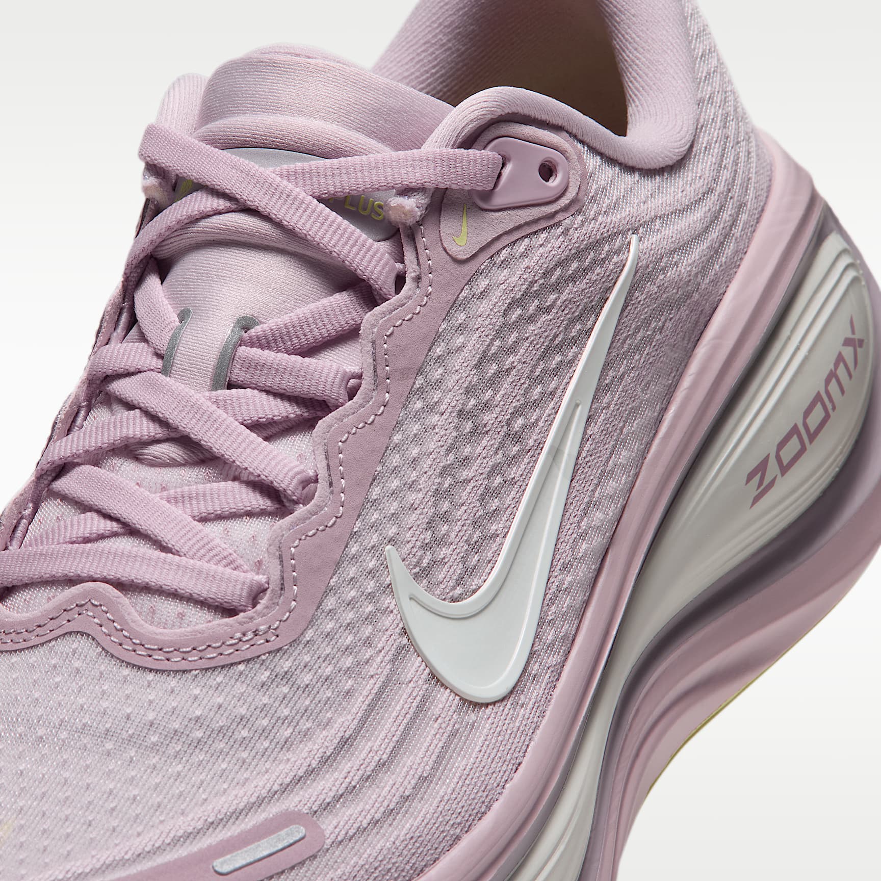 Nike Vomero Plus Straßenlaufschuh (Damen) – Particle Rose/Silver Lilac/Light Bone/Sail