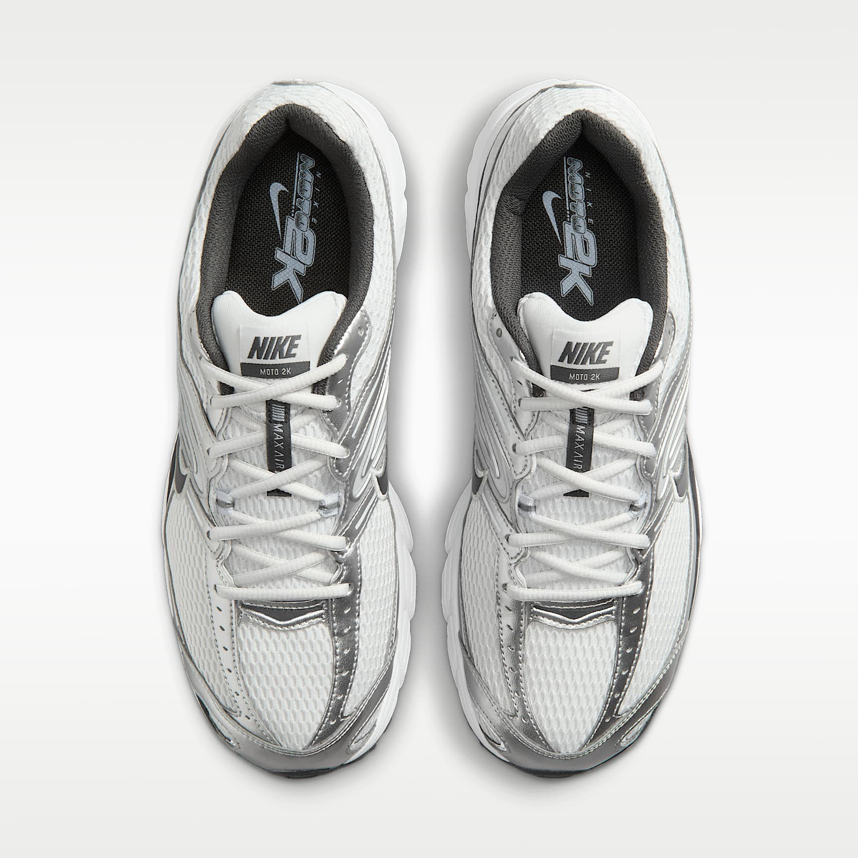 Nike Air Max Moto 2K Schuh (Herren) – Photon Dust/Metallic Silver/Light Smoke Grey/Anthracite
