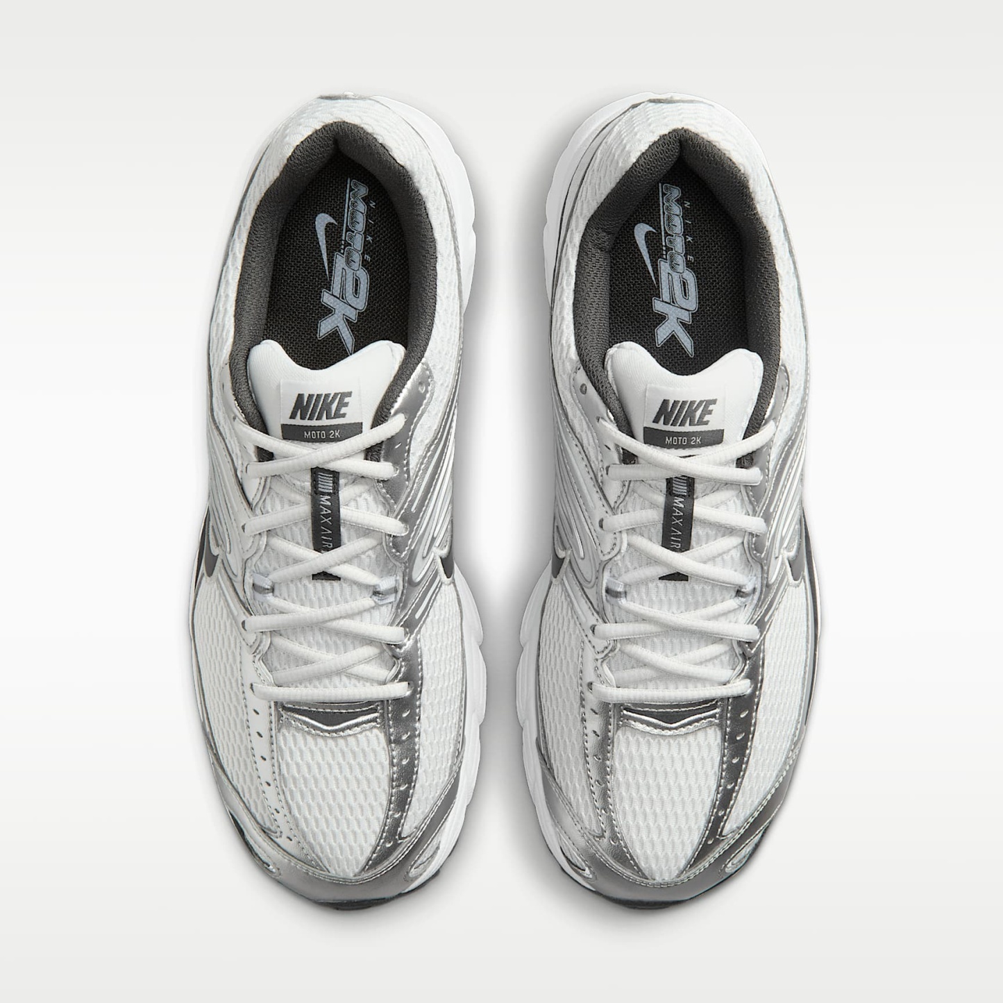 Nike Air Max Moto 2K Schuh (Herren) – Photon Dust/Metallic Silver/Light Smoke Grey/Anthracite