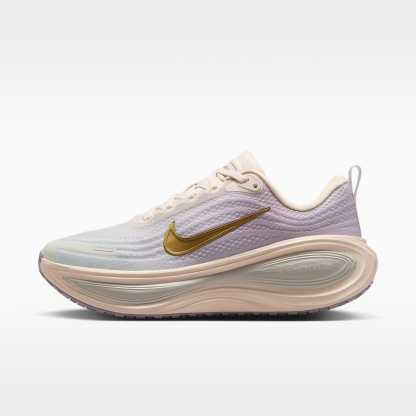 Nike Vomero Plus Straßenlaufschuh (Damen) – Chalk/Bleached Lilac/Spruce Aura/Metallic Gold