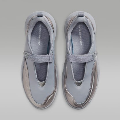 Jordan Pointe Schuh (Damen) – Metallic Silver/Smoke Grey/Photon Dust