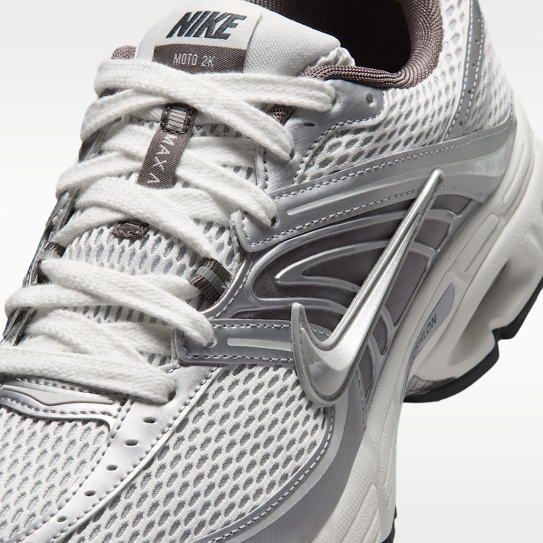 Nike Air Max Moto 2K Schuh (Herren) – Platinum Tint/Sail/Anthracite/Metallic Silver