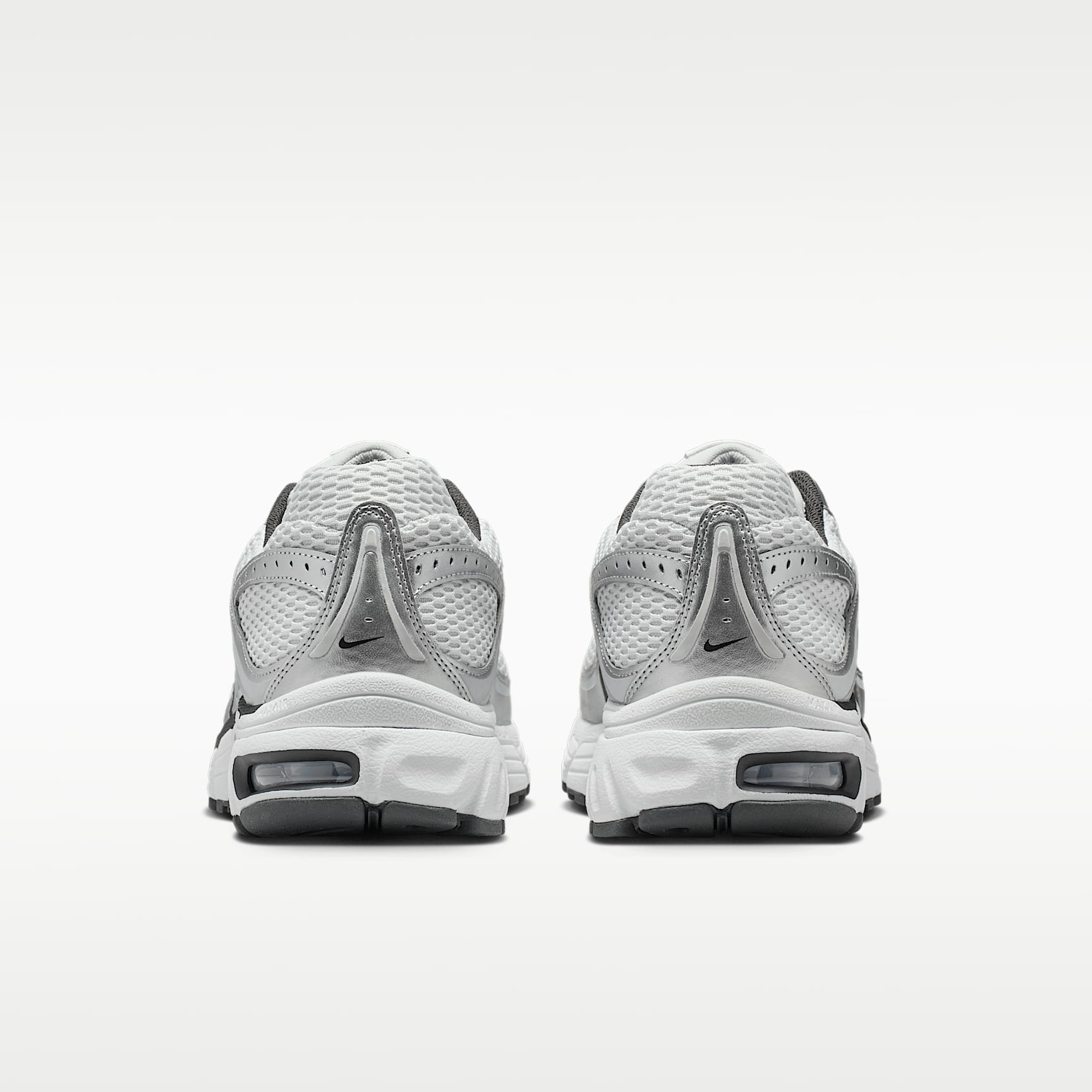 Nike Air Max Moto 2K Schuh (Herren) – Photon Dust/Metallic Silver/Light Smoke Grey/Anthracite