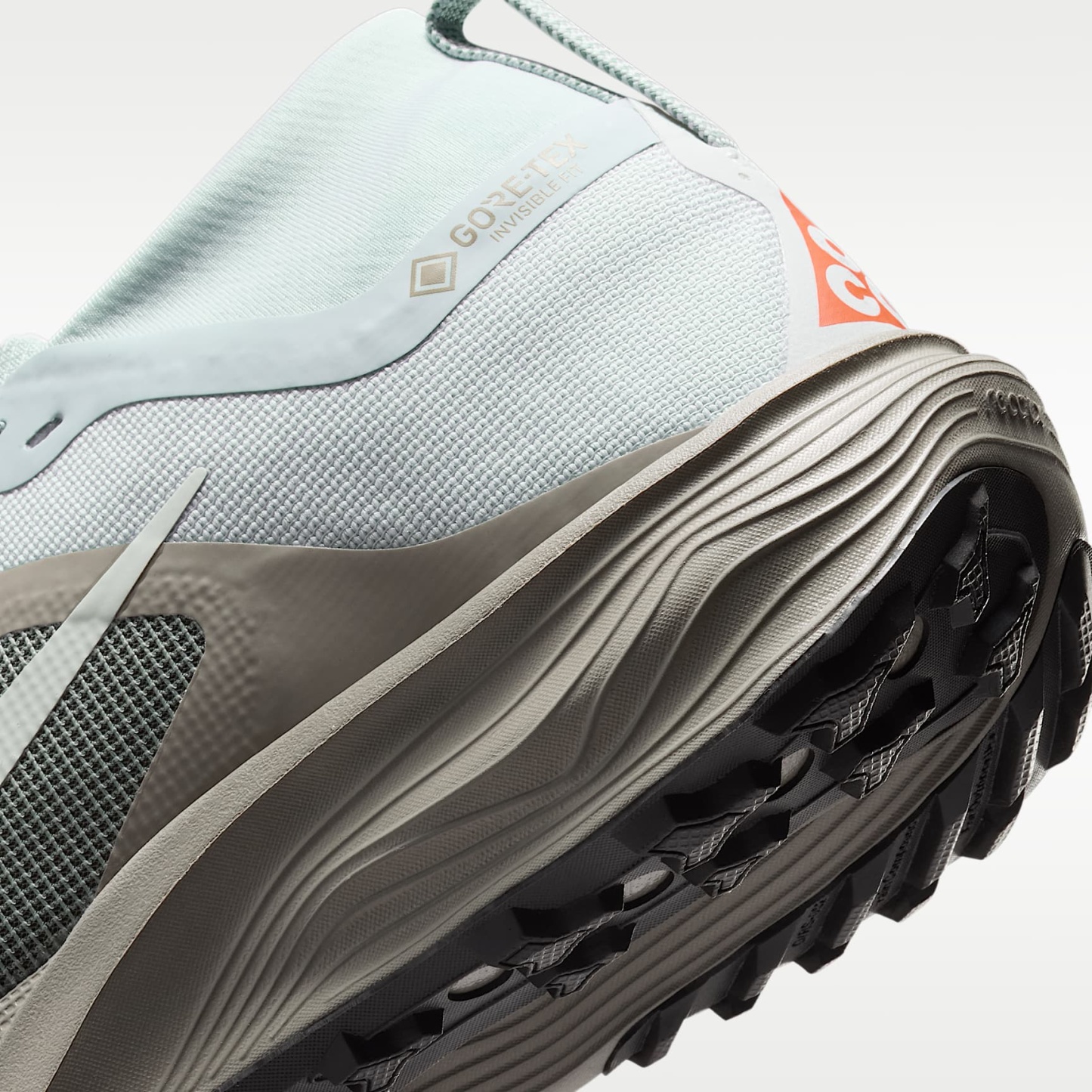 ACG Pegasus Trail GORE-TEX wasserfester Traillaufschuh (Damen) – Light Silver/Light Army/Safety Orange/Light Silver