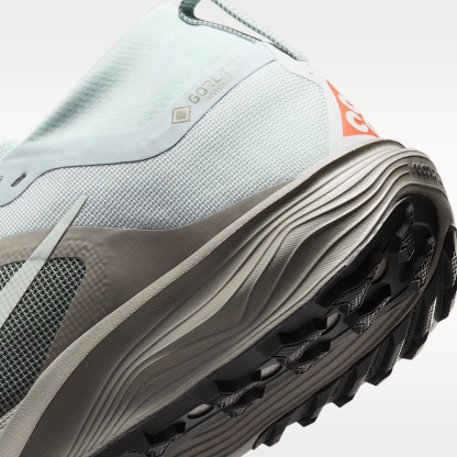 ACG Pegasus Trail GORE-TEX wasserfester Traillaufschuh (Damen) – Light Silver/Light Army/Safety Orange/Light Silver