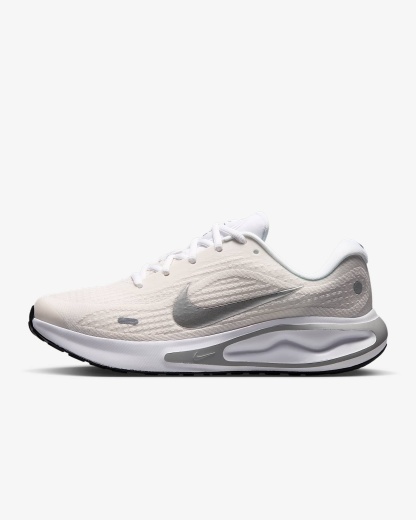 Nike Journey Run Straßenlaufschuh für Damen – Weiß/Sail/Schwarz/Metallic Silver